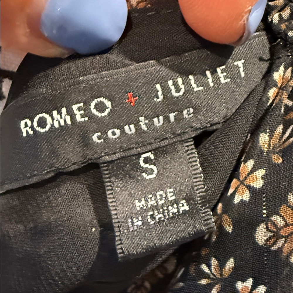 Romeo & Juliet Couture Women’s Cold Shoulder Bell Sleeve blouse black Size Small - Picture 2 of 14